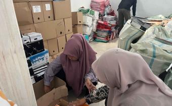 Pemilahan arsip oleh staf sekretariat Bawaslu Kota Pariaman, 09/01/26