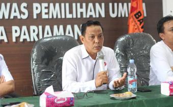 KetuaBawaslu Kota Pariaman, Riswan sedang memberikan arahan terkait evaluasi koordinasi persiapan konsolidasi demokrasi bersama SMA sederajat, 11/02/2026