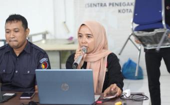 Pimpinan Bawaslu Kota Pariaman sedang mendengar pemaparan dari tim kehumasan dalam diskusi Selaras, 24/02/2026