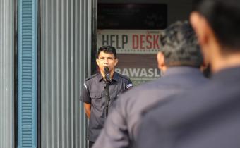 Rahman selaku pembina apel sedang memberikan amanat apel pagi, 05/01/2026