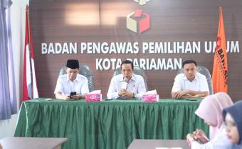 rapat internal Bawaslu Kota Pariaman terkait evaluasi kegiatan bersama seluruh jajaran sekretariat dan staf, Rabu, 11/03/2026