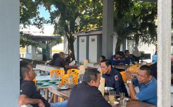 Diskusi santai Ketua Bawaslu Kota pariaman, Riswan bersama warga setempat, senin 20/04/2026