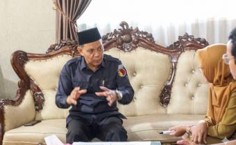 Ketua Bawaslu Kota Pariaman, Riswan memberikan pemahaman kepada pihak SMA N 4 dalam rangka konsolidasi demokrasi, senin 04/05/2026