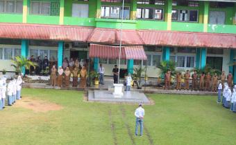 Kordiv HPPH Bawaslu Kota Pariaman menjadi Pembina Upacara di SMKN 2 Pariaman, 13/04/2026