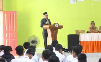 Pemaparan materi dari Ketua Bawaslu Kota Pariaman, Riswan dalam kegiatan konsolidasi demokrasi di SMA N 4 pariaman, 04/05/2026