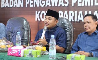 Anggota Bawaslu Provinsi Sumatera Barat, Muhammad Khadafi saat memberikan materi dalam kegiatan Diskusi Selaras terkait Pengelolaan Kehumasan Bawaslu Kota Pariaman, selasa 05/05/2026