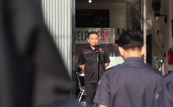 Koordinator Divisi Hukum, Pencegahan, Partisipasi Masyarakat dan Hubungan Masayrakat Bawaslu Kota Pariaman, Ulil Amri sedang menyampaikan amanat dalam apel pagi, senin 18/05/2026