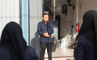 Ulil Amri, Anggota Bawaslu Kota Pariaman sedang memberikan amanat dalam apel pagi, 25/05/2026