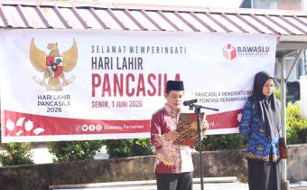 Anggota Bawaslu Kota Pariaman, Elmahmudi sedang menyampaikan amanat Pembina Upacara dalam peringatan Hari Lahir Pancasila, senin 01/06/2026