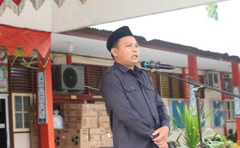 Ulil Amri, Anggota Bawaslu Kota Pariaman sedang memberikan kata sambutan dalam Upacara Bendera di SMA N 3 Pariaman, senin 03/058/26 