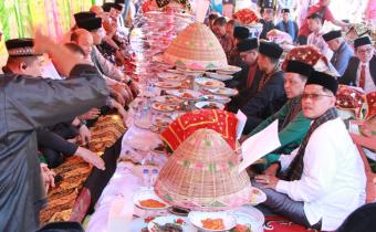 Ketua Bawaslu Pariaman, Riswan saat menghadiri makan bajamba dalam rangka HUT Kota Pariaman, 02/07/26