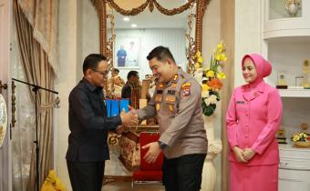 Ketua Bawaslu Kota Pariaman, Riswan bersalaman dengan Kapolres Pariaman yang lama, Andreanaldo Ademi, senin 03/08/26