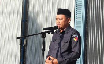 Anggota Bawaslu Kota Pariaman, Ulil Amri saat menjadi pembina apel pagi Bawaslu, 27/07/26.