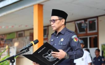 Riswan saat menjadi pambina upacara bendera SMA N 1 Pariaman, 21/09/26