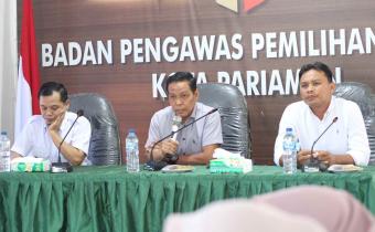 Ketua Bawaslu Kota Pariaman, Riswan didampingi oleh Anggota saat memberikan sambutan dan wejangan saat rapat internal, 23/09/26