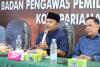 Anggota Bawaslu Provinsi Sumatera Barat, Muhammad Khadafi saat memberikan materi dalam kegiatan Diskusi Selaras terkait Pengelolaan Kehumasan Bawaslu Kota Pariaman, selasa 05/05/2026