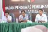 Ketua Bawaslu Kota Pariaman, Riswan didampingi oleh Anggota saat memberikan sambutan dan wejangan saat rapat internal, 23/09/26
